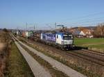 Die 193 880 mit einem Containerzug am 17.11.2018 unterwegs bei Lehrberg.