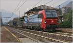 Die SBB Cargo International Re 193 467  Brig  fährt am  Schiefen Turm von Cuzzago  bei der gleichnamigen Station auf der Strecke Domodossola - Milano vorbei.