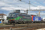 Doppeltraktion, mit der Siemens Vectron 193 260-7 und der Re 474 015-5, durchfährt den Bahnhof Pratteln.