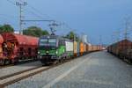 193 231 der ELL mit Containerzug bei der Durchfahrt durch den Bahnhof Schärding/OÖ in Richtung Passau.