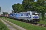 In Boisheim am Nixhof kommen die beiden Rath-Loks 186 426-3 und die kalte 193 792 samt einem Kastelzug am Haken gen Dülken gefahren. 18.5.2019