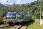 193 258-1 von SBB-Cargo-International kommt mit der rollende Landstraße aus Freiburg-(Brsg) Rbf(D) nach Novara Boschetto)(I) und fährt durch den Bahnhof von Orta-Miasino(I) in Richtung