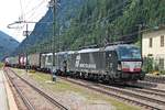 Einfahrt am 05.07.2018 von MRCE/MIR X4 E-642 (193 642-6)  MERCITALIA RAIL  zusammen mit MRCE/MIR X4 E-648 (193 648-3)  MERCITALIA RAIL  und einem Containerzug in den Bahnhof von Brennero, wo sie ihren