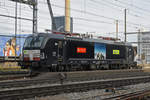 Die von der BLS eingemietete Siemens Vectron 193 712-7 steht auf einem Abstellgleis beim Bahnhof Pratteln.