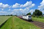 193 930 mit drei Personenwagen am 27.06.2016 bei Plattling.