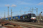 Eingemietete Siemens Vectron der BLS 193 716-8 durchfährt den badischen Bahnhof.