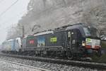 193 713 ist mit der 187 008 im Schlepp am 27.02.2020 bei winterlichen Verhältnissen auf der Bözbergrampe bei Schinznach-Dorf unterwegs in Richtung Brugg.