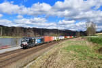 193 606 mit einem Containerzug am 13.03.2020 bei Sandbach.