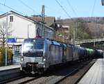 SIEMENS-VECTRON 193 994-1/RAILPOOL MIT  TANKMATCH RAIL -DESIGN IN KIRCHEN/SIEG  Mit zwar recht kurzem Kesselwagen-Zug,dafür aber mit zwei Zusatzloks am Haken,  durchquert die Railpool-Vectron