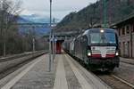 Den Bahnhof von Waidbruck - Lajen / Ponte Gardena - Laion durchfahren am 06.03.2020 X4 E - 672 von MRCE und 193 283 von ELL mit einem KLV-Zug in Fahrtrichtung Bozen.