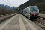 In Richtung Bozen fahrend ziehen 193 771 und 193 662 von Locomotion einen KLV-Zug durch den Bahnhof von Waidbruck - Lajen / Ponte Gardena - Laion (06.03.2020).