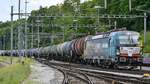 193 717 mit einem Kesselzug am Haken bei der Ausfahrt aus Birsfelden Hafen am Nachmittag des 22.05.2020.