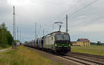 193 737 der ELL schleppte am 07.06.20 einen VTG-Silozug durch Saxdorf Richtung Falkenberg(E).