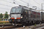 Siemens Vectron 193 715-0 durchfährt den Bahnhof Pratteln.