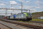 Doppeltraktion, mit den Loks 475 402-4 und 193 497-5 durchfährt den Bahnhof Pratteln.