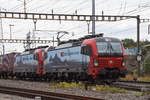 Doppeltraktion, mit den Siemens Vectron 193 476-9 und 193 468-6 durchfährt den Bahnhof Pratteln.