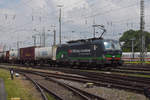 Siemens Vectron 193 258-1 durchfährt den badischen Bahnhof.