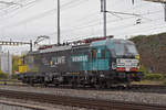 Eingemietete Siemens Vectron der BLS 193 717-6 durchfährt den Bahnhof Pratteln.