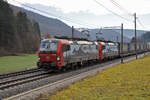 Doppeltraktion, mit den Siemens Vectron 193 468-6 und 193 476-9 fährt Richtung Bahnhof Gelterkinden.