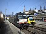 SIEMENS-VECTRON X4E-615 DER MRCE NEBEN HLB-LINT IN KIRCHEN/SIEG

Der Vectron der MRCE in Fahrtrichtung BETZDORF/KÖLN neben dem HLB-LINT mit
Ziel BAD BERLEBURG im Bahnhof KIRCHEN/SIEG...am 4.3.21...