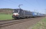 X4E 852 (193 852-1) ist am 27.04.2021 mit einen Walterzug bei Eichenzell unterwegs.