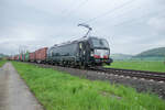 X4E -866 (193 866-1) als Containerzug in Richtung Norden bei Friedland am 18.05.2021 unterwegs.