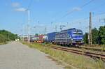 193 793 der RTB Cargo führte am 14.08.21 einen Containerzug durch Saarmund Richtung Schönefeld.