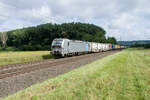 193 804-2 ist am 17.08.2021 mit einen Aufliegerzug bei Himmelstadt unterwegs.