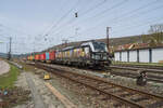 X4E 875 (193 875-2) mit einem Containerzug im Bhf.Gemünden am 13.04.2022