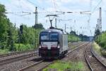 Neben den gewöhnlichen Zügen die hier fahren kommt manchmal doch auch was interessanteres über die Hauptbahn von Düsseldorf nach Duisburg.