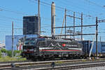 Siemens Vectron 193 657-4 durchfährt den Bahnhof Pratteln.