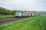 193 880-2 mit einem Containerzug am 04.05.2022 bei Reilos.