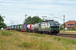 193 732 der ELL schleppte am 11.06.22 für die RTB Cargo einen Containerzug durch Jütrichau Richtung Roßlau.