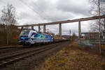 Die an die RTB Cargo GmbH vermietete SIEMEN Vectron AC – 193 810-9 „Salzburg“ (91 80 6193 810-9 D-Rpool) der Railpool GmbH (München), fährt am 22.03.2021 mit einem
