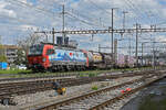 Siemens Vectron 193 472-8 durchfährt am 27.04.2023 den Bahnhof Pratteln.