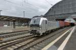 Railpool 193 802 zieht am 27.6.13 einen Gterzug durch den Bremer Regen.