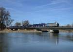 193 805 mit einem Autozug am 20.03.2014 auf der Isarbrücke bei Plattling.