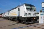 Der Aussteller Siemens AG präsentiert sich auf der InnoTrans am 28.09.2014 in Berlin mit der Vectron AC 193 970, dahinter die DE Ausführung .247 901.