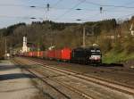 Die X4E-870 mit einem Containerzug am 12.04.2015 bei der Durchfahrt in Wernstein.