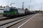 Siemens Vectron 193 227 von EUROPEAN LOCOMOTIV LEASING (ELL) mit Kesselwagenzug durchfährt Crailsheim.