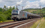 Die für Retrack/VTG fahrende 193 817 schleppte am 16.06.17 einen Kesselwagenzug durch Himmelstadt Richtung Würzburg.