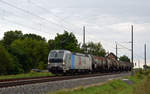 193 811 der VTG führte am 12.08.17 einen kurzen Kesselwagenzug durch Braschwitz Richtung Halle(S).