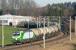 193 814 zieht am 02.01.2020 einen Kesselwagenzug bei Axdorf nahe Traunstein in Richtung Rosenheim.