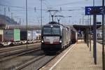 193 673 der MRCE und 'Leitwolf' 193 554 der TXLogistik durchfahren mit einem Güterzug den Bahnhof Arnoldstein in Richtung Süden.