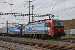Doppeltraktion, mit den Siemens Vectron 193 461-1 und 193 524-5, durchfährt den Bahnhof Pratteln.