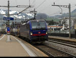 SBB - Lok 193 524 mit Güterwagen bei der durchfahrt im Bahnhof von Schwyz am 06.02.2021