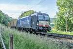 X4E -608 (193 608-7) ist am 15.06.2021 bei Vollmerz mit einen Containerzug in Richtung Fulda unterwegs.