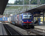 SBB - Lok`s 193 521 + 193 472 mit Güterzug bei der durchfahrt im Bhf.