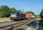X4E -872 (193 872-9) ist am 03.08.2022 mit einem Containerzug in Vollmerz unterwegs.