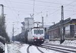 Weiß in weiß rauscht 193 598 in schneeweiß mit einem Kesselwagenzug durch Erftwerk in Richtung Grevenbroich.